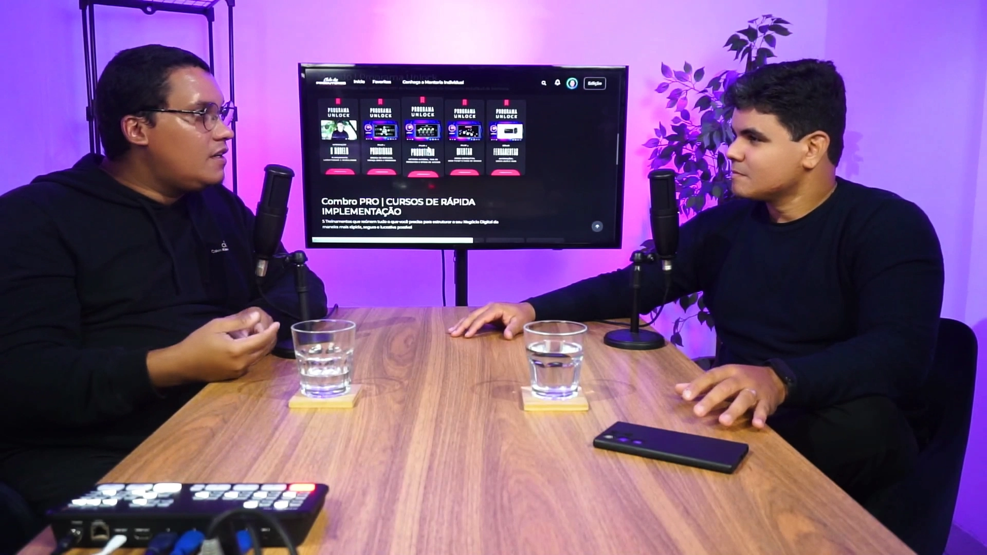 Rafael Santos durante uma reunião estratégica com um cliente em ambiente profissional